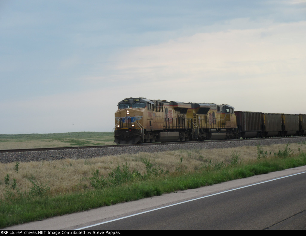 UP 7942 and 3076 with a string of hoppers